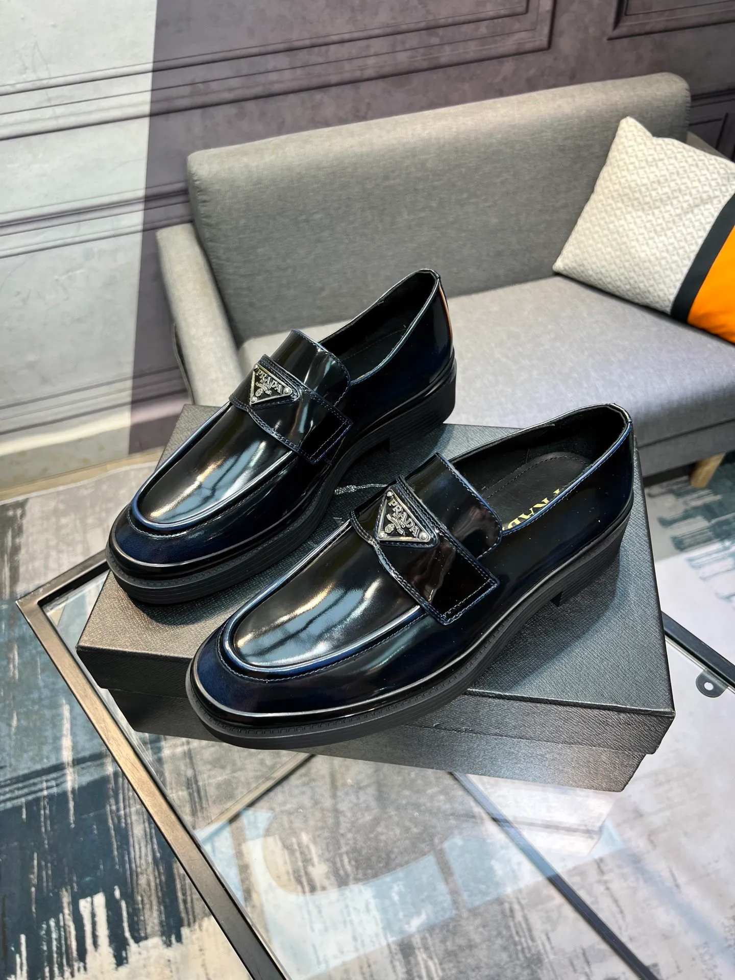 Men's clothing and shoes 💰860 Prada/Prada's new glossy leather loafers are made of open-edge beaded uppers imported from Italy, slip-on loafers style, large piece splicing design, durable and non-deforming, heavy-duty construction, exquisite mark stitching, same material ribbon decoration, blending classic and modern styles, lining with dyed calfskin, standard PRADA logo cowhide feet, original ultra-light matte texture and embossed leather outsole, light and not tired, excellent shock absorption effect, full foot comfort! Size: 39-44 (customized at 38.45)